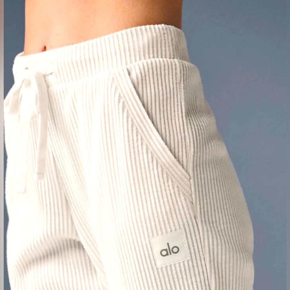 ALO nwt muse luxury sweats in white size S small